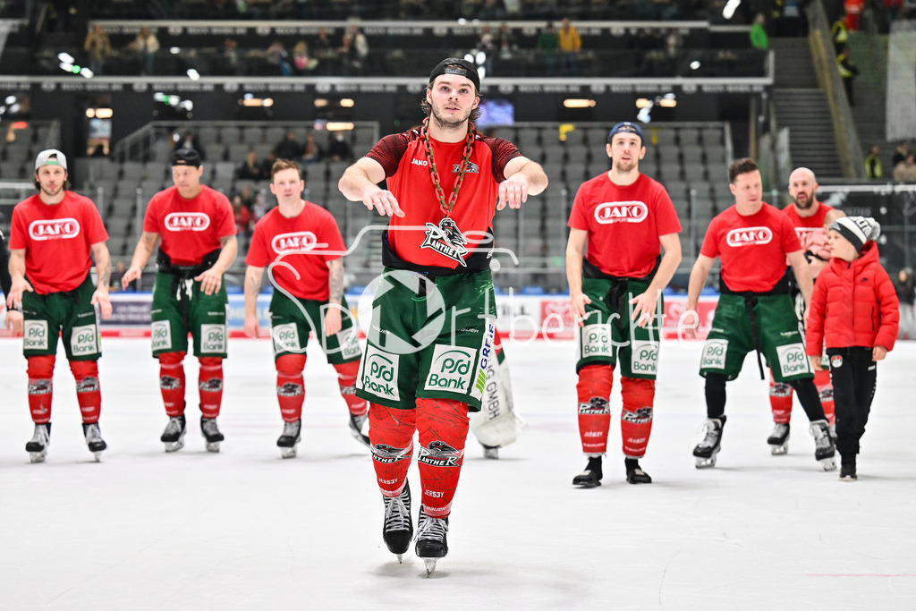 Augsburger Panther - Dresdner Eislöwen | AUGSBURG, DEUTSCHLAND - 06. MÄRZ: im Bild D. J. BUSDEKER (Augsburger Panther 14) der sich nach der Partie von den Fans feiern lässt nach dem Match zwischen den Augsburger Panthern und den Dresdner Eislöwen am 49. Spieltag der Penny DEL im Curt Frenzel Stadion