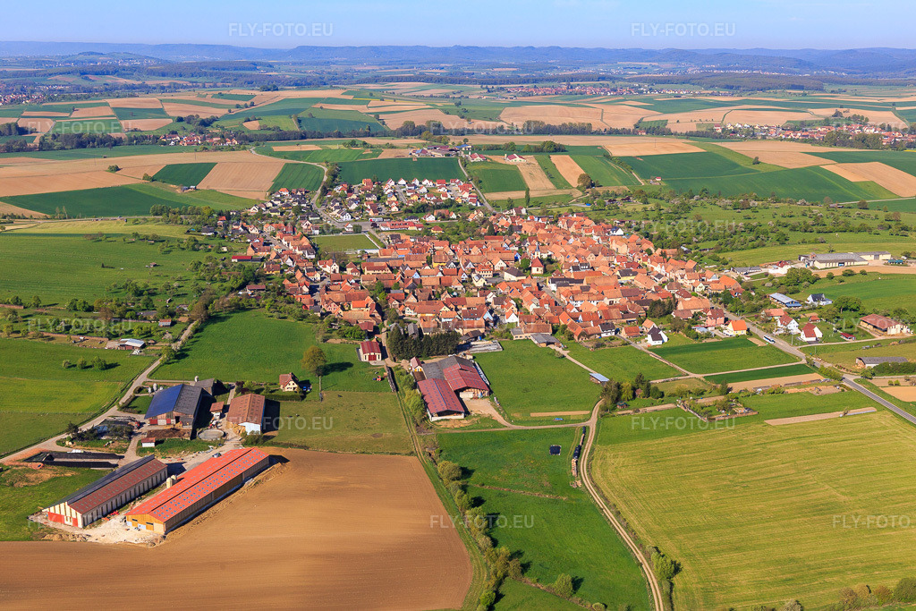 Vue aérienne: Vue de la ville depuis l'est à Uhrwiller dans le département Bas Rhin, France – .Photo: IMG_099442.jpg prise le 30/04/2017 par Werner Riehm/FLY-FOTO.eu – Résolution de l'original: 5472 x 3648 px