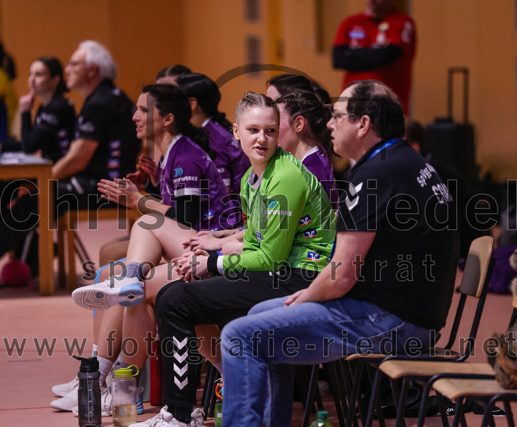 2025-02-15_007_SpVgg_Altenerding_gegen_MTV_Pfaffenhofen | Erding, Deutschland, 15.02.2025:Handball, Bezirksoberliga Frauen Altbayern 2024 / 2024, 14. Spieltag, SpVgg Altenerding gegen MTV Pfaffenhofen, Endergebnis: 27:23Torfrau Lara Kullmann (SpVgg Altenerding, #16), Trainer Stefan Bernauer (SpVgg Altenerding)Foto: Christian Riedel / fotografie-riedel.net