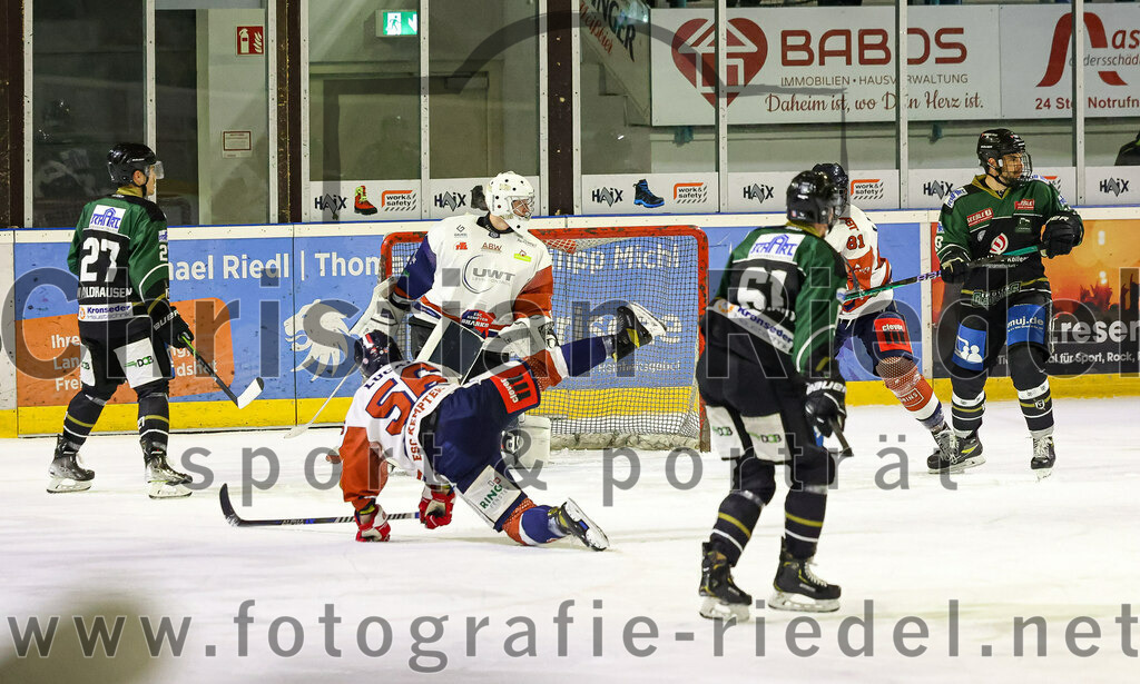 2023-03-07_063_TSV_Erding_gegen_ESC_Kempten | Erding, Deutschland, 07.03.2023:
Eishockey, Bayernliga Playoffs 2022 / 2023, Viertelfinale, TSV Erding gegen ESC Kempten, Endergebnis: 9:3

Mark Waldhausen (Erding Gladiators, #27), Torwart David Blaschta (ESC Kempten, #1), Wayne Lucas (ESC Kempten, #56), Roni Rukajärvi (Erding Gladiators, #61), Daniel Krzizok (Erding Gladiators, #18)

Foto: Christian Riedel / fotografie-riedel.net