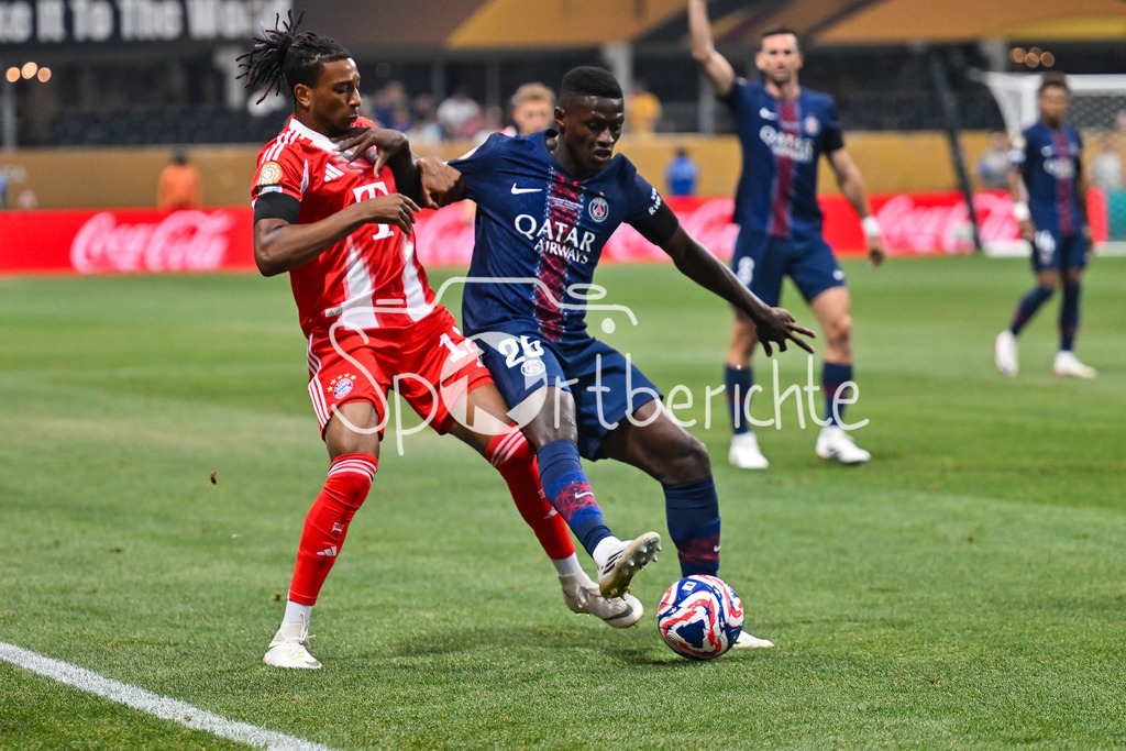 Paris Saint Germain - FC Bayern München | im Duell Michael OLISE (FC Bayern Muenchen 17) und Nuno MENDES (Paris SG 25) / Zweikampf / FIFA Club World Cup: Paris Saint Germain - FC Bayern Muenchen, Mercedes Benz Stadium am 05.07.2025 / NOT FOR SALE IN USA
