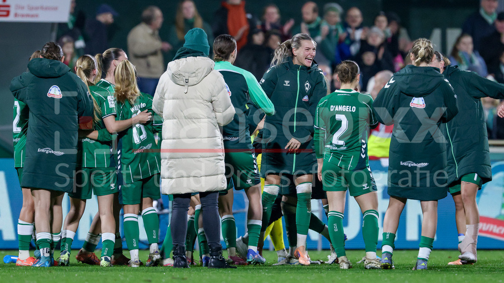 Fussball, Google Pixel Frauen-Bundesliga, SV Werder Bremen - RB Leipzig | Spielerinnen des SV Werder Bremen mit Jubel über den Sieg, Freude über das gewonnene Spiel, DIE DFB-RICHTLINIEN UNTERSAGEN JEGLICHE NUTZUNG VON FOTOS ALS SEQUENZBILDER UND/ODER VIDEOÄHNLICHE FOTOSTRECKEN. DFB REGULATIONS PROHIBIT ANY USE OF PHOTOGRAPHS AS IMAGE SEQUENCES AND/OR QUASI-VIDEO.