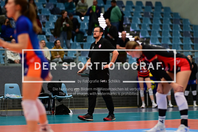 Volleyball I Frauen I Saison 2025-2026 I Bundesliga I 5. Spieltag I ETV Hamburger Volksbank Volleys - Dresdner SC I 06981 | Markus Friedrich (ETV Hamburger Volksbank Volleys) - Realisiert mit Pictrs.com