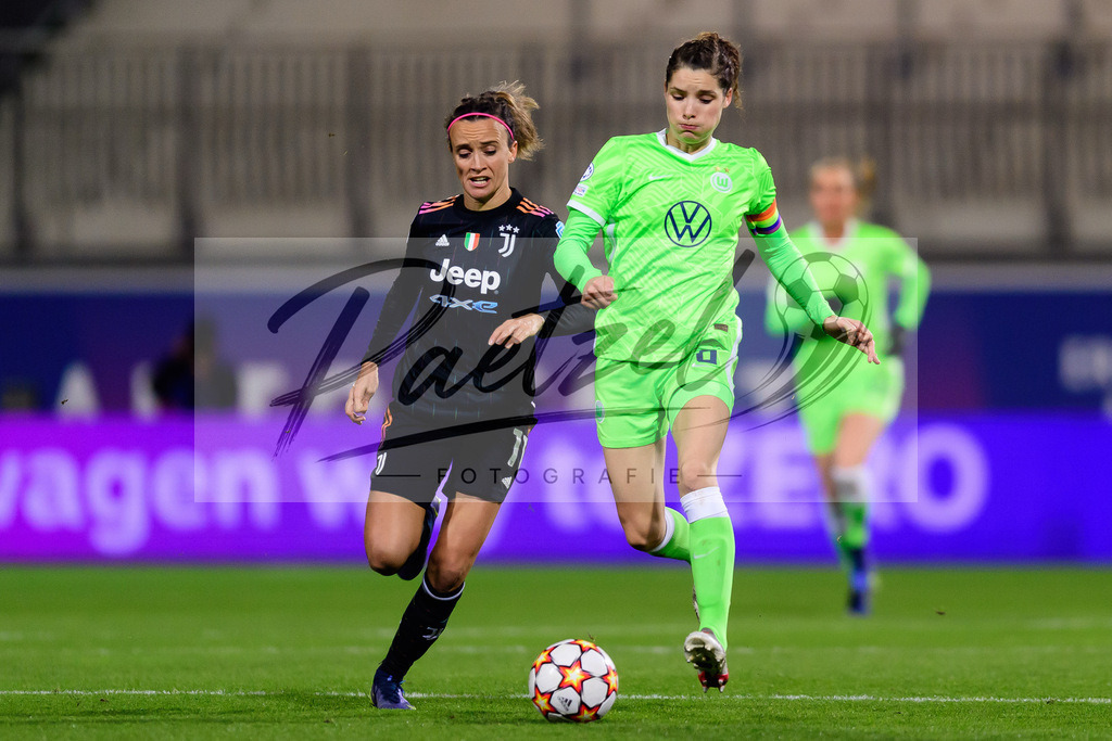 WOBJUV20211118_158 | Fussball, Frauen: Barbara Bonansea (Juventus FC) und Dominique Janssen (VfL Wolfsburg) im Zweikampf bei dem Spiel der UEFA Women´s Champions League zwischen VfL Wolfsburg und Juventus Turin im AOK-Stadion am 18.11.2021 in Wolfsburg, Deutschland. - Realisiert mit Pictrs.com