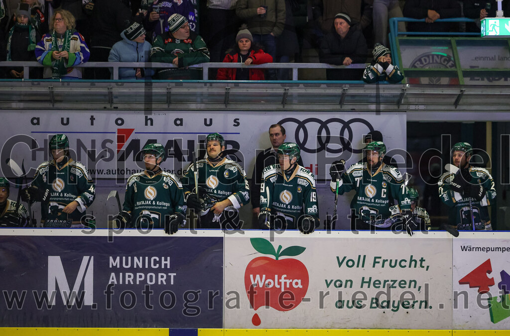 2025-11-02_012_TSV_Erding_gegen_EV_Fuessen | Erding, Deutschland, 02.11.2025:Eishockey, Oberliga Süd 2025 / 2026, 15. Spieltag, TSV Erding gegen EV Füssen, Endergebnis: 2:6Paul Wallek (Erding Gladiators, #44), Björn Salhi (Erding Gladiators, #13), Elias Maier (Erding Gladiators, #15), Dennis Henter (Erding Gladiators, #19), Teamchef Dominik Quinlan (Erding Gladiators), Philipp Michl (Erding Gladiators, #77)Foto: Christian Riedel / fotografie-riedel.net