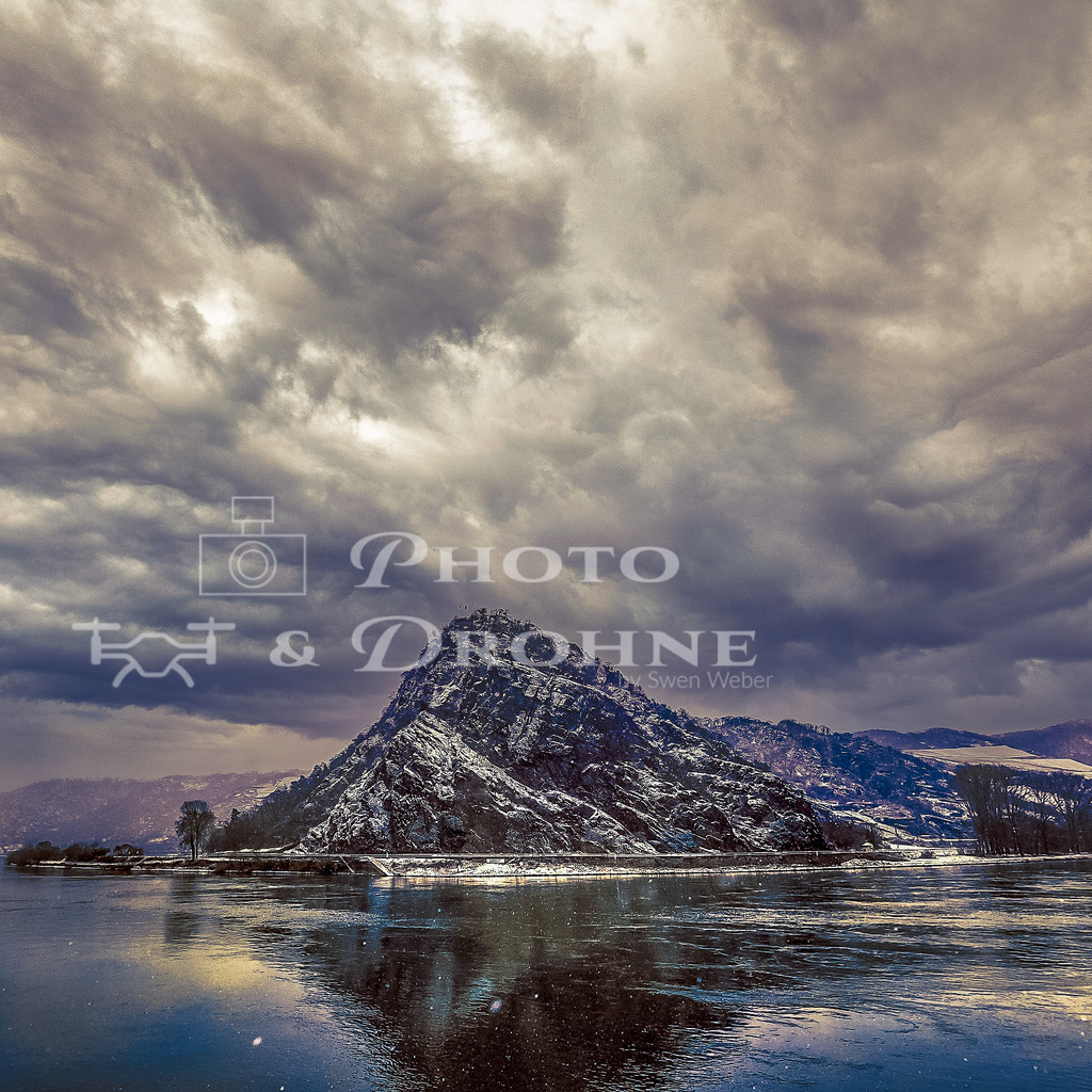 Loreley-1931 | Die Loreley ist Deutschlands wohl bekanntester Felsen und zieht jedes Jahr tausende von Touristen aus aller Welt an. Hier an der Loreley gibt es nicht nur Sagen und Legenden. Hier an der Stelle ist der Rhein am schmälsten und am tiefsten und es gab jeher viele Schiffsunfälle. - Realisiert mit Pictrs.com