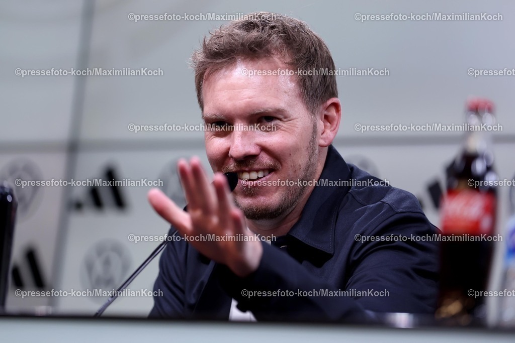 DFB23032501107 | 23.03.2025, Fußball, Viertelfinale UEFA Nations League, Deutschland - Italien, Signal Iduna Park, Saison 2024 2025: Bundestrainer Julian Nagelsmann (GER #hc) bei der Pressekonferenz nach dem Spiel gut gelaunt lachend lächelnd DFB regulations prohibit any use of photographs as image sequences and or quasi-video.