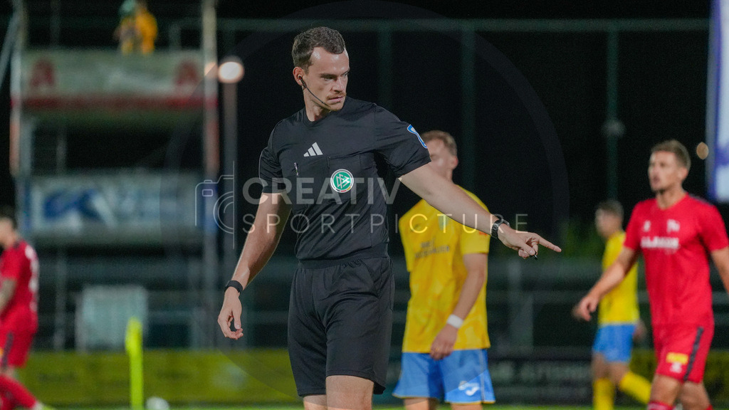 Fußball, Herren, Saison 2025/2026, Regionalliga Nordost, 8. Spieltag, FSV 63 Luckenwalde vs. FC Hertha 03 Zehlendorf, Dienstag 16.09.2025, Werner-Seelenbinder-Stadion Luckenwalde, | Fußball, Herren, Saison 2025/2026, Regionalliga Nordost, 8. Spieltag, FSV 63 Luckenwalde vs. FC Hertha 03 Zehlendorf, Dienstag 16.09.2025, Werner-Seelenbinder-Stadion Luckenwalde, Im Bild: DFB Schiedsrichter Richard Hempel - Realisiert mit Pictrs.com