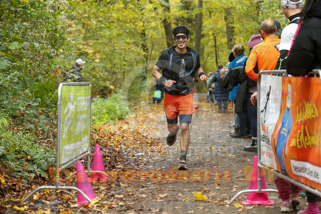 251026_1231_EX1_0562 | Sportfotografie im Rhein-Sieg Kreis, Köln, Bonn, NRW, Rheinland Pfalz, Hessen, etc. Unser Tätigkeitsfeld umfasst den Laufsport vom Volkslauf über den Marathon, Duathlon, Triathon bis zum Ultralauf wie Kölnpfad Ultra oder Schindertrail.