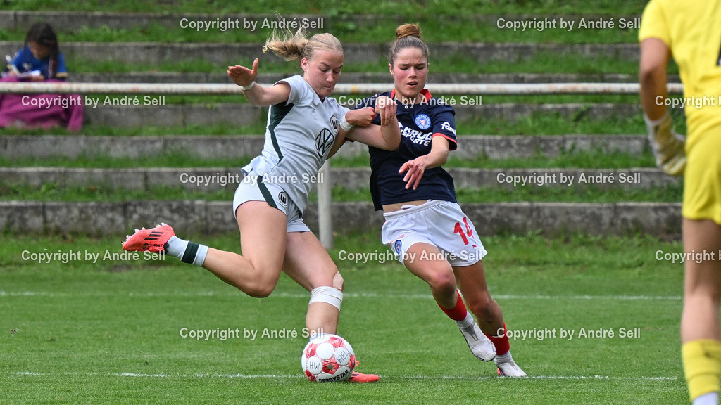Holstein Kiel vs VfL Wolfsburg II | Zoe Tolksdorf (Holstein #14) vs Jasmin Zimmermann (Wolfsburg #15) / Fußball-Regionalliga Nord Frauen 2026/2027 / Holstein Kiel vs VfL Wolfsburg II / Waldwiese / Kiel / 13.09.26 - Realisiert mit Pictrs.com