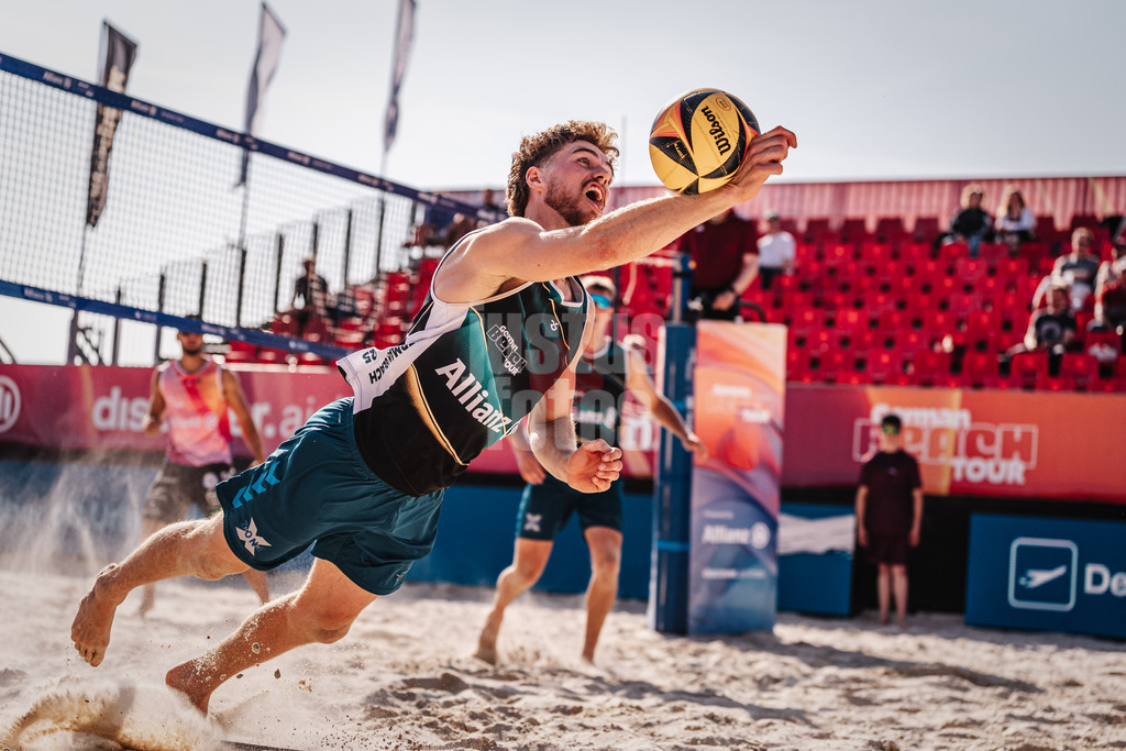 Beachvolleyball | Männer | Allianz German Beach Tour 2025 | Tourstop Bremen | 12.06.2025 | Luis Henrichs springt zum Ball