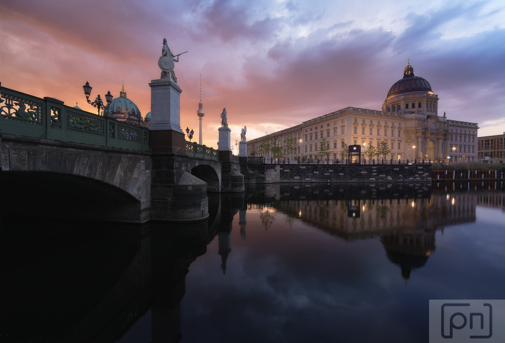 Spreeufer Humboldt Forum | "Berlin Fotos" entführen Sie in eine pulsierende und faszinierende Metropole, die von ihrer Vielfalt und lebendigen Atmosphäre geprägt ist. Die Bilder zeigen die dynamische Mischung aus moderner Architektur, historischen Sehenswürdigkeiten, kulturellem Reichtum und künstlerischer Vielfalt, die Berlin so einzigartig macht.