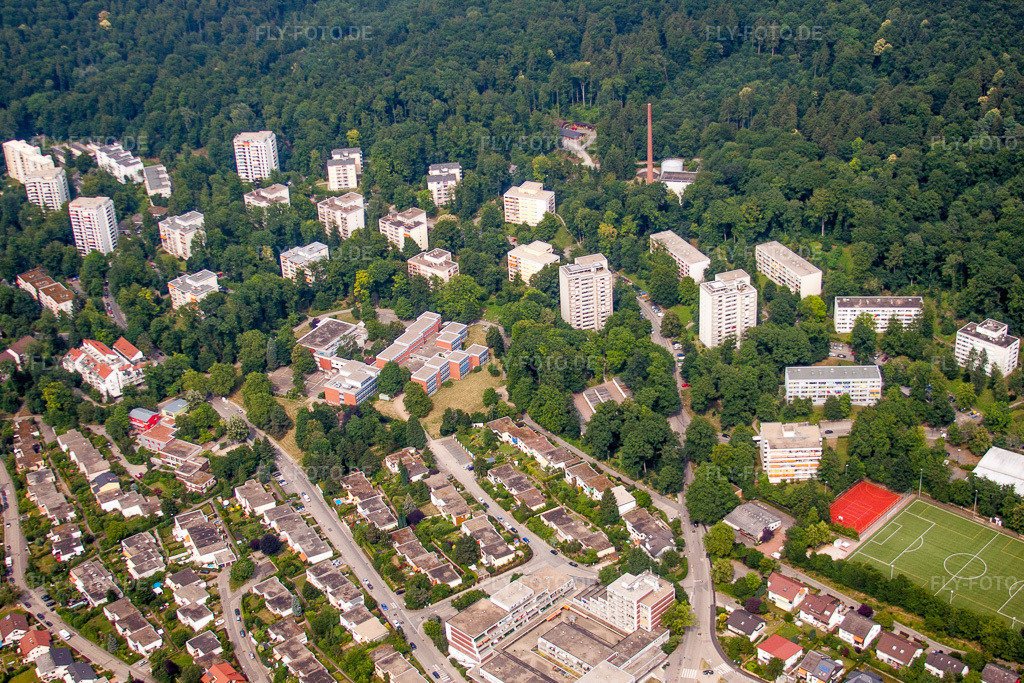 Luftbild: Hochhäuser und Ein-und Mehrfamilienbebauung am Hang des südlichen Odenwalds im Ortsteil Emmertsgrund im Ortsteil Boxberg in Heidelberg im Bundesland Baden-Württemberg in Deutschland. Foto: IMG_29919.jpg vom 02.07.2010 durch Werner Riehm/FLY-FOTO.de
