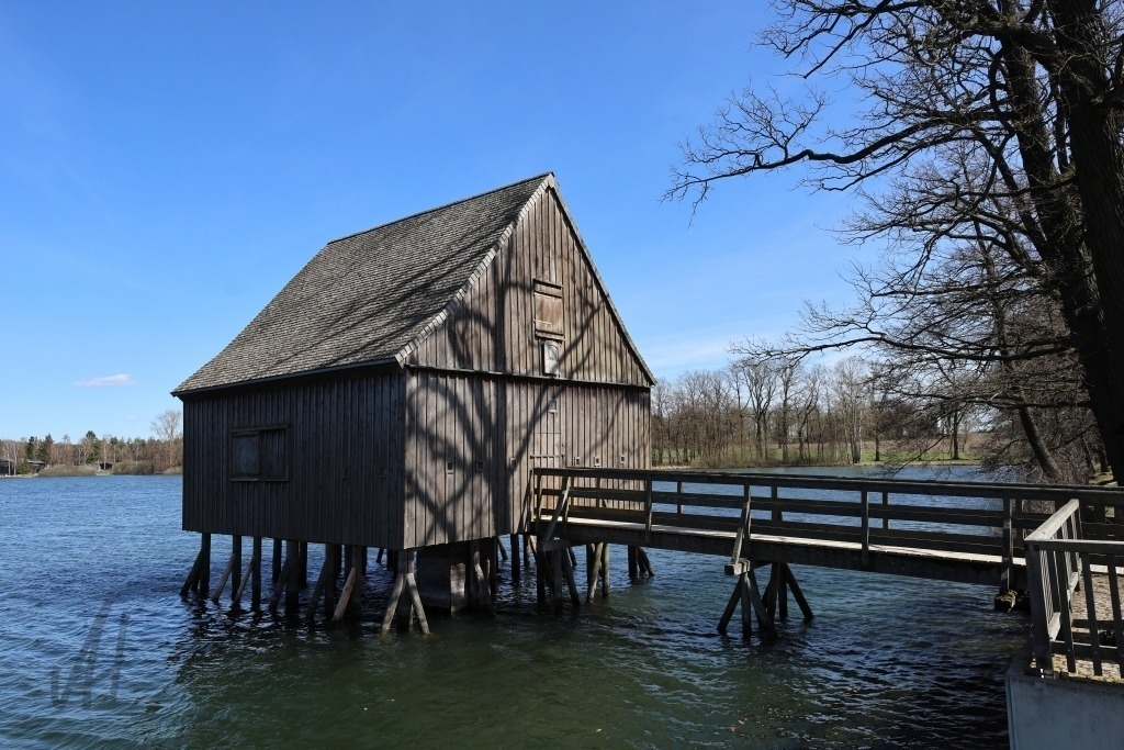 Pfahlbau im Hausteich | Pfahlbau im Hausteich im Land der 1.000 Teiche - Realisiert mit Pictrs.com