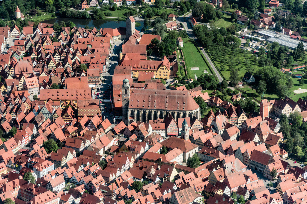 dr__0017877.jpg | DINKELSBüHL 01.06.2017 Altstadtbereich und Innenstadtzentrum in Dinkelsbühl im Bundesland Bayern, Deutschland. // Old Town area and city center in Dinkelsbuehl in the state Bavaria, Germany. Foto: Daniel Reiter