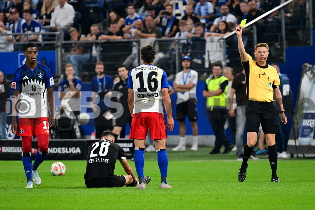 KBS Picture_HSV-FCStPauli_044 | v.l. Omari Warmed (HSV) , Pereira Lage Mathias (St.Pauli) , Gocholeishvili Giorgi (HSV) bekommt von Dingert Christian Schiedsrichter die Gelb/Rote Karte ,Sportplatz :  Volksparkstadion,Hamburger Derby, - Realisiert mit Pictrs.com