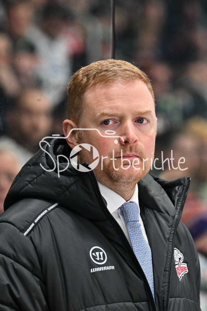 Augsburger Panther - Nürnberg Ice Tigers | AUGSBURG, GERMANY - 28. NOVEMBER: im Bild Mitch O´KEEFE Headcoach Nürnberg Ice Tigers Einzelfoto / Freisteller beim Ligaspiel zwischen den Augsburger Panthern und den Nürnberg Ice Tigers am 23. Spieltag der Penny DEL im Curt Frenzel Stadion
