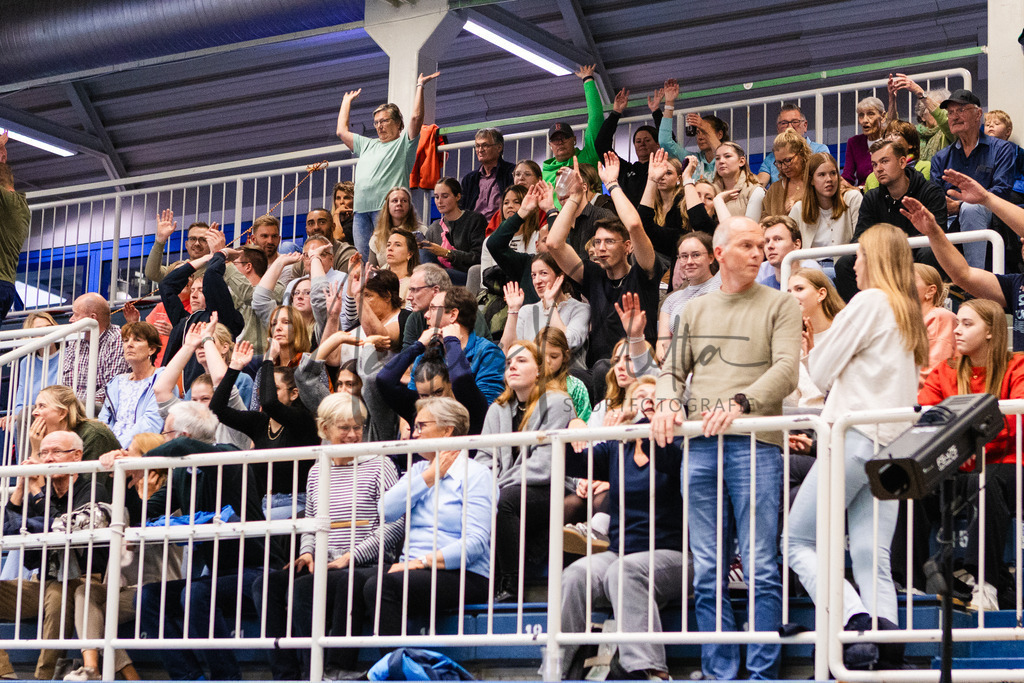 Volleyball, 1. Bundesliga Frauen, Hauptrunde, 1. Spieltag, Saison 2025/2026: USC Münster - SSC Palmberg Schwerin | 1. Bundesliga Frauen, Hauptrunde, 1. Spieltag, Saison 2025/2026, USC Münster empfängt SSC Palmberg Schwerin in der Sporthalle Berg Fidel in Münster. Foto: sportfotografie.ms | Markus Paletta - Realisiert mit Pictrs.com