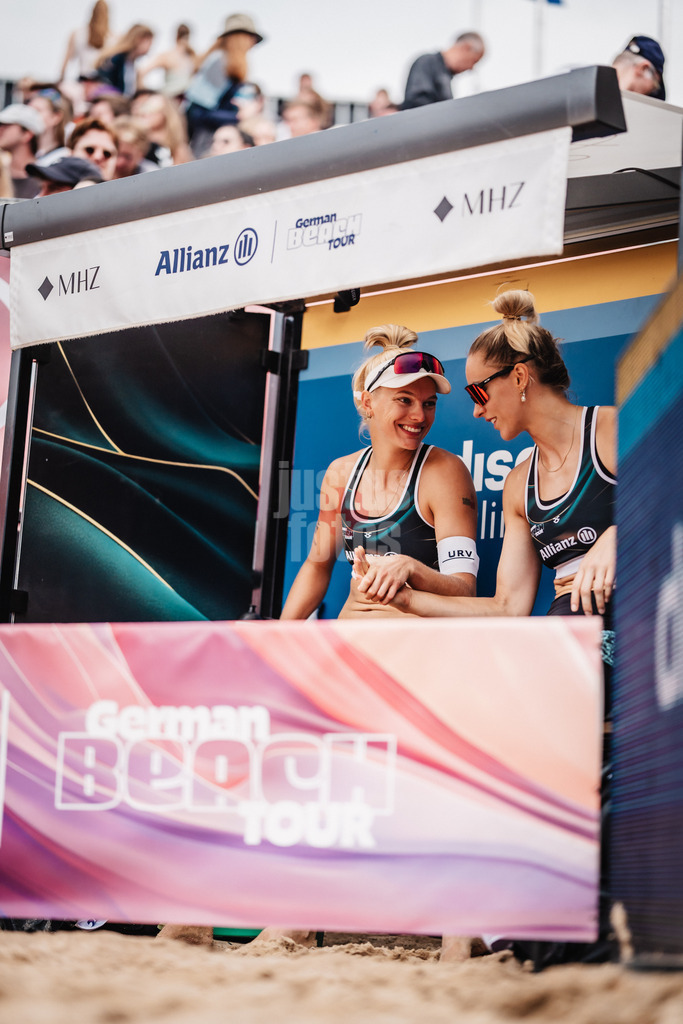 Beachvolleyball | Frauen | Allianz German Beach Tour 2025 | Tourstop Hamburg | 01.06.2025 | v.l. Linda Bock und Louisa Lippmann vor dem Einlauf in die Arena