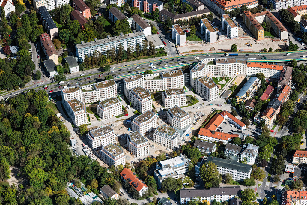 dr__0093080.jpg | MüNCHEN 01.10.2021 Baustelle zum Neubau einer Mehrfamilienhaus- Wohnanlage " LIVING ISAR " an der Hellabrunner Straße im Ortsteil Untergiesing-Harlaching in München im Bundesland Bayern, Deutschland. Weiterführende Informationen bei: ABG Immobilien-Management Gesellschaft mbH & Co. Kommanditgesellschaft,  Büschl Unternehmensgruppe Holding GmbH & Co. KG,  Gustav Epple Bauunternehmung GmbH,  O&amp;O Ortner & Ortner Baukunst Gesellschaft von Architekten mbH. // Construction site to build a new multi-family residential complex " LIVING ISAR " on Hellabrunner Strasse in the district Untergiesing-Harlaching in Munich in the state Bavaria, Germany. Further information at: ABG Immobilien-Management Gesellschaft mbH & Co. Kommanditgesellschaft,  Bueschl Unternehmensgruppe Holding GmbH & Co. KG,  Gustav Epple Bauunternehmung GmbH,  O&amp;O Ortner & Ortner Baukunst Gesellschaft von Architekten mbH. Foto: Daniel Reiter