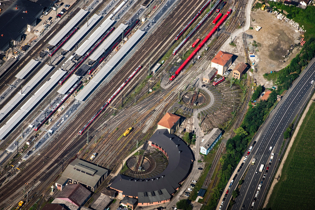 dr__0024221.jpg | WüRZBURG 17.06.2019 Gleisverlauf und Gebäude des Hauptbahnhofes der Deutschen Bahn in Würzburg im Bundesland Bayern. // Track progress and building of the main station of the railway in Wuerzburg in the state Bavaria. Foto: Daniel Reiter