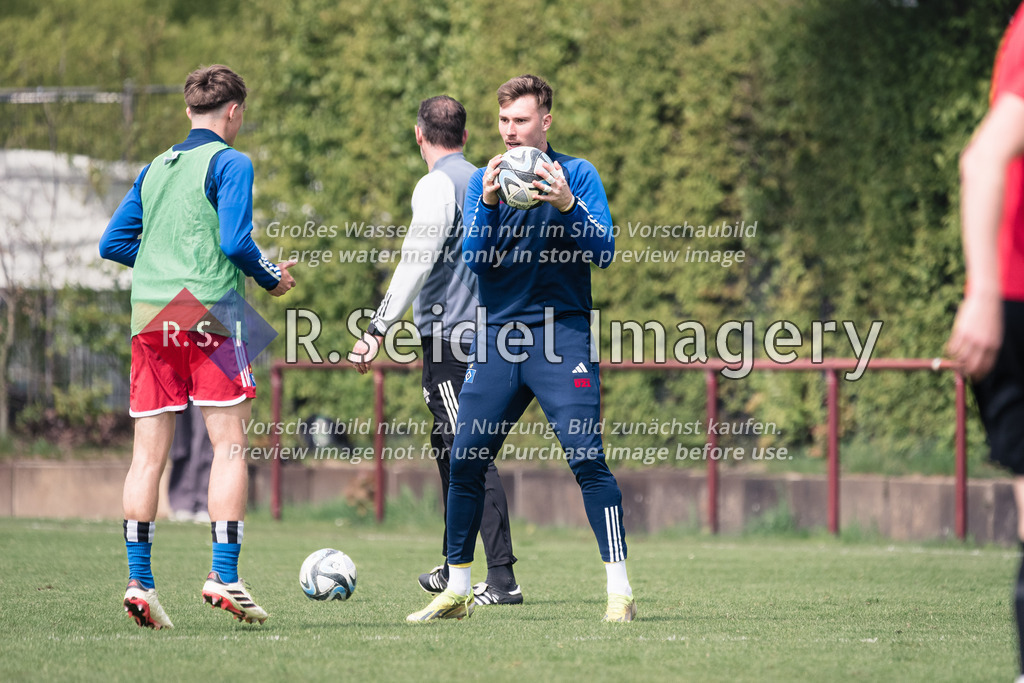 RS-1-045755 | Malte Simon Brüning (#12, HSV II, Torwart) wärmt sich mit Mitspielern auf.