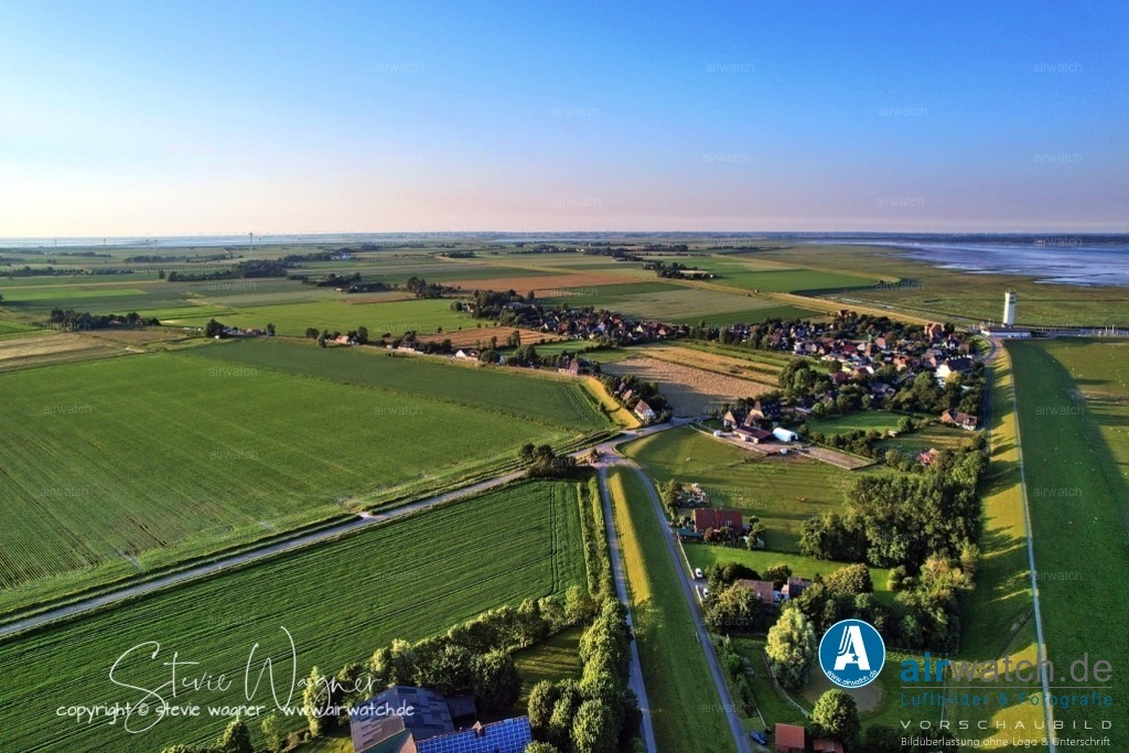 Luftbild Nordstrand, Suederhafen, An de Wehl, Evensbüller Chaussee, Husumer Bucht | Luftbild Nordstrand, Suederhafen, An de Wehl, Evensbüller Chaussee, Husumer Bucht - Die Straße An de Wehl befindet sich ebenfalls in Nordstrand und grenzt räumlich an die Evensbüller Chaussee an. Sie ist Teil des ländlichen Straßennetzes der Insel und führt durch Wohn- und landwirtschaftlich genutzte Gebiete. In der Umgebung finden sich mehrere Ferienwohnungen, landwirtschaftliche Höfe und gute Anbindungen an Radwege sowie den Ortskern.