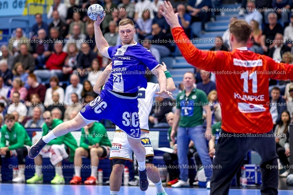 Gum27032501047 | 27.03.2025, Handball, HBL, VfL Gummersbach - HSG Wetzlar, Schwalbe-Arena: Kristjan Horzen (GUM #27) wirft den Ball auf das Tor von Torhüter Till Klimpke (HSG Wetzlar #11) 