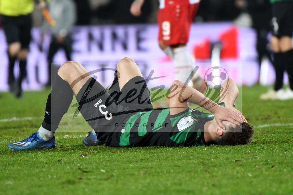 20200214_SCPFWK_0101 | Fussball, Herren: Alexander Rossipal (SC Preussen Muenster) schaut enttaeuscht, niedergeschlagen, frustriert waehrend des Spiels der 3. Liga zwischen SC Preussen Muenster und FC Wuerzburger Kickers im Preussenstadion am 14.02.2020 in Muenster, Deutschland.DFB / DFL REGULATIONS PROHIBIT ANY USE OF PHOTOGRAPHS AS IMAGE SEQUENCES AND/OR QUASI-VIDEO. - Realisiert mit Pictrs.com