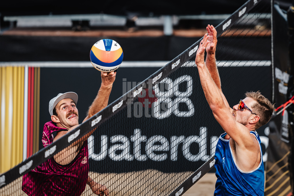Beachvolleyball | Männer | Queen and King of the Court | Hamburg | 30.05.2024 | Cody Caldwell (links, USA) beim Poke am Netz gegen Kyle Friend (rechts, blau)
