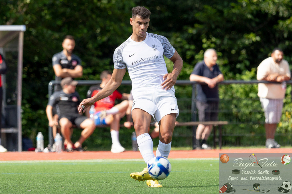 Testspiel: Spvgg. 03 Fechenheim - Türk Gücü Friedberg, 13.07.2024 | Mostafa Youssef (Spvgg. 03 Fechenheim #5) mit Ball, Freisteller, Portrait / Porträt, Spvgg. 03 Fechenheim - Türk Gücü Friedberg, Frankfurt am Main, Sportanlage Birsteiner Straße, 13.7.2024 - Realisiert mit Pictrs.com