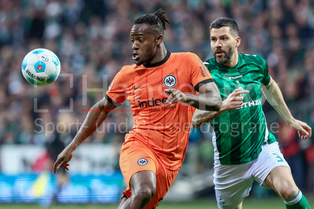 Fussball, Bundesliga, SV Werder Bremen - Eintracht Frankfurt | v.li.: Michy Batshuayi (Eintracht Frankfurt, 30) und Anthony Jung (SV Werder Bremen, 3) im Zweikampf, Duell, Dynamik, Aktion, Action, Spielszene, Portrait, Nahaufnahme, Einzelfoto, Einzelbild, DIE DFL-RICHTLINIEN UNTERSAGEN JEGLICHE NUTZUNG VON FOTOS ALS SEQUENZBILDER UND/ODER VIDEOÄHNLICHE FOTOSTRECKEN. DFL REGULATIONS PROHIBIT ANY USE OF PHOTOGRAPHS AS IMAGE SEQUENCES AND/OR QUASI-VIDEO.
