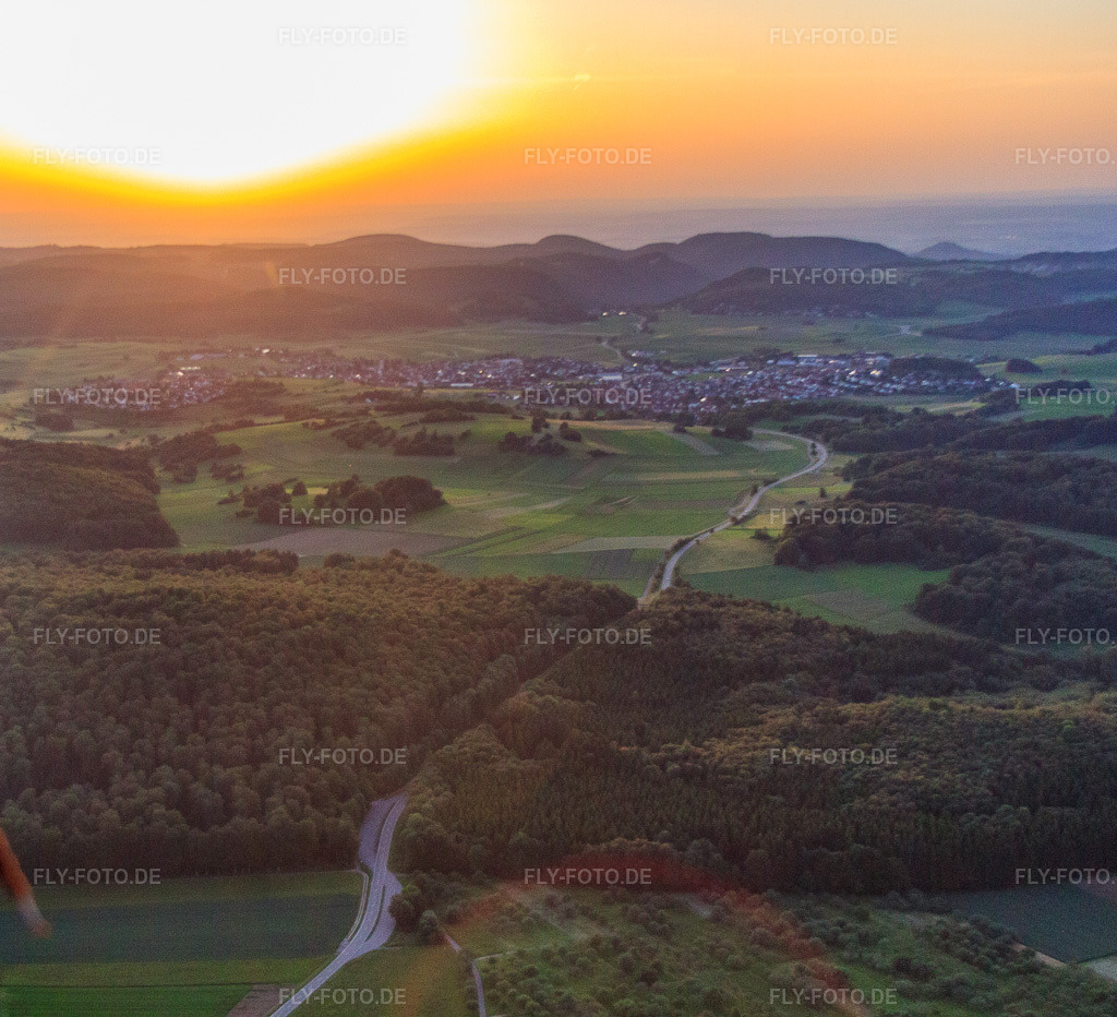 Luftbild: Ortsansicht aus Osten bei Sonnenuntergang im Ortsteil Kleinengstingen in Engstingen im Bundesland Baden-Württemberg in Deutschland. Foto: IMG_67022.jpg vom 07.06.2014 durch Werner Riehm/FLY-FOTO.deAuflösung des Originals: 3482 x 3168 px