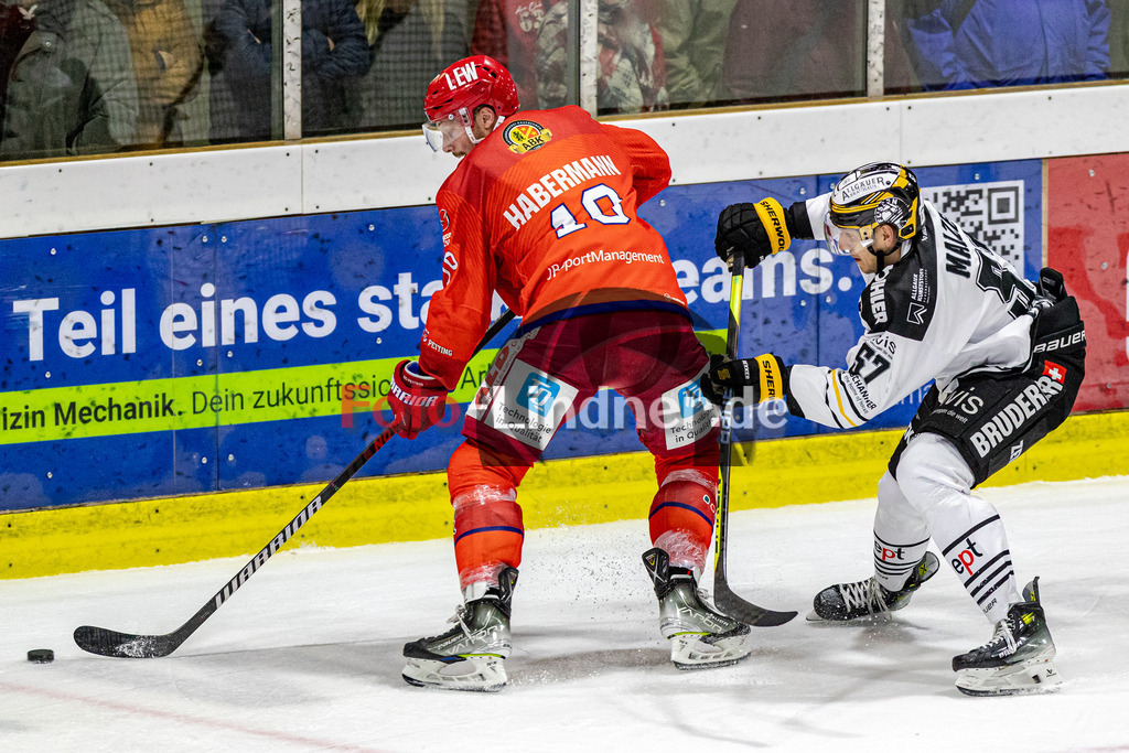 EC Peiting vs EV Füssen | Eishockey Oberliga Süd 2023/2024, EC Peiting vs EV Füssen,
Duell zwischen Marco HABERMANN (ECP 19) und Manuel MALZER (EVF 57),
2023-10-29 in Peiting (Eisstadion)
19 Marco HABERMANN (ECP 19), 57 Manuel MALZER (EVF 57)
Copyright: WolfgangxLindner sportworld