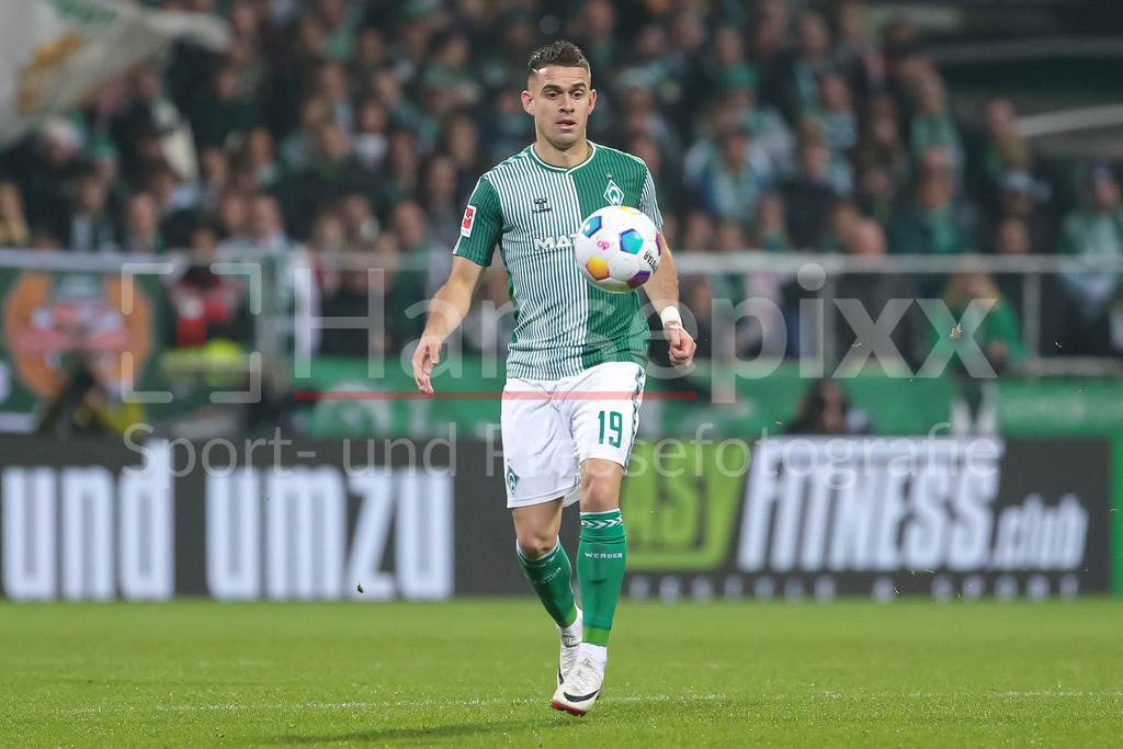 Fussball, Bundesliga, SV Werder Bremen - Eintracht Frankfurt | v.li.: Rafael Borre (SV Werder Bremen, 19) am Ball, Freisteller, Einzelbild, Ganzkörper, Aktion, Action, Spielszene, DIE DFL-RICHTLINIEN UNTERSAGEN JEGLICHE NUTZUNG VON FOTOS ALS SEQUENZBILDER UND/ODER VIDEOÄHNLICHE FOTOSTRECKEN. DFL REGULATIONS PROHIBIT ANY USE OF PHOTOGRAPHS AS IMAGE SEQUENCES AND/OR QUASI-VIDEO.