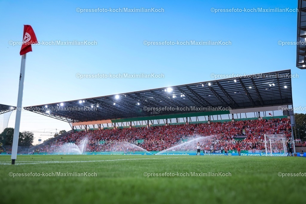 DFB18082501263 | 2025.08.18, Fußball, 1.Runde DFB-Pokal, Rot-Weiss Essen - Borussia Dortmund, Stadion Hafenstraße, Saison 2025 2026: Übersichtsbild Innenansicht Stadion Tribüne Übericht Sportstätte, Tribünen, blaue Stunde Fans Zuschauer Ausverkauft Voll Besucher volle DFB regulations prohibit any use of photographs as image sequences and or quasi-video.