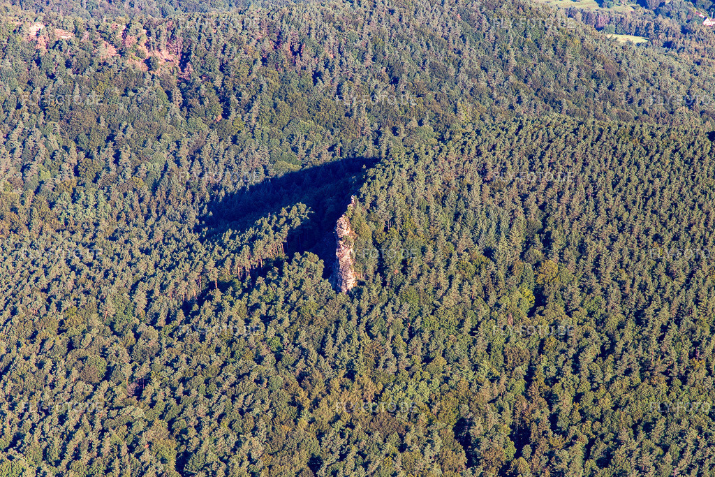 Rötzenfels | Luftbild: Rötzenfels im Ortsteil Gossersweiler in Gossersweiler-Stein im Bundesland Rheinland-Pfalz in Deutschland. Foto: IMG_143217.jpg vom 06.08.2024 durch ©2025 Werner Riehm fly-foto.de/copyright - Realisiert mit Pictrs.com