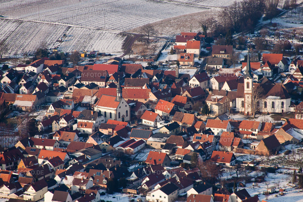 Luftbild: Winterlich schneebedeckte Dorf - Ansicht in Göcklingen im Bundesland Rheinland-Pfalz in Deutschland. Foto: IMG_24461.jpg vom 16.02.2010 durch Werner Riehm/FLY-FOTO.de