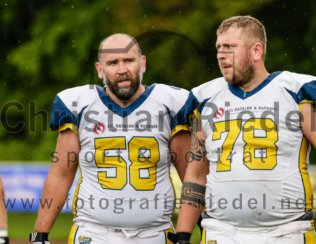 2022-05-29_111_Erding_Bulls_gegen_Nuernberg_Rams | Erding, Deutschland, 29.05.2022:
Fußball, Regionalliga 2022, 5. Spieltag, Erding Bulls gegen Nürnberg Rams, Endergebnis: 10:16

Stefan Schwering (Erding Bulls, #58), Dustin Dietze (Erding Bulls, #78)

Foto: Christian Riedel / fotografie-riedel.net