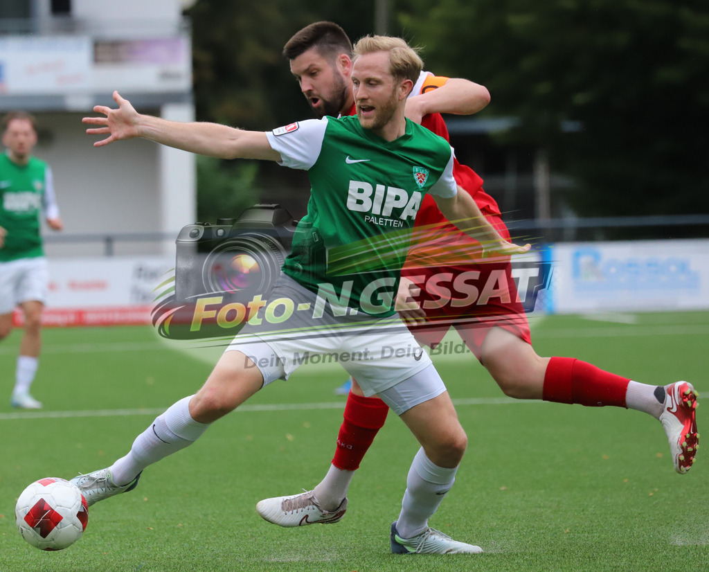 FC RW Kirchlengern - TuS Dornberg | Auf dem Bild zu sehen: rot FC RW Kirchlengern: Dennis Quirin ; grün TuS Dornberg: Jannis BöltFC RW Kirchlengern, TuS Dornberg, Saison 25/26, Landesliga, Kirchlengern, Deutschland - Realisiert mit Pictrs.com