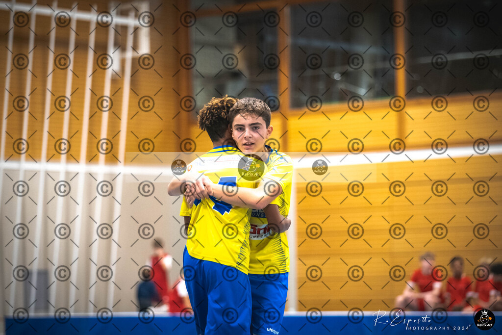 20241123_FCR-Hallenturnier-D_2_025 | Sport und Naturfotografie von Roberto Esposito zeigt echte Momente Bewegung und die Schönheit der Natur. Ausdrucksstarke Bilder schaffen Emotionen.
