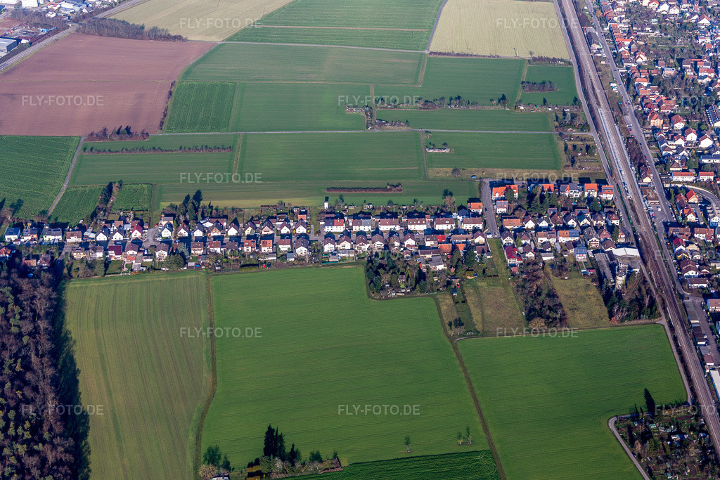 Luftbild: Wohngebiet einer Mehrfamilienhaussiedlung an der in der Eggensteiner Straße im Ortsteil Blankenloch in Stutensee im Bundesland Baden-Württemberg in Deutschland. Foto: IMG_085301.jpg vom 19.12.2015 durch Werner Riehm/FLY-FOTO.de