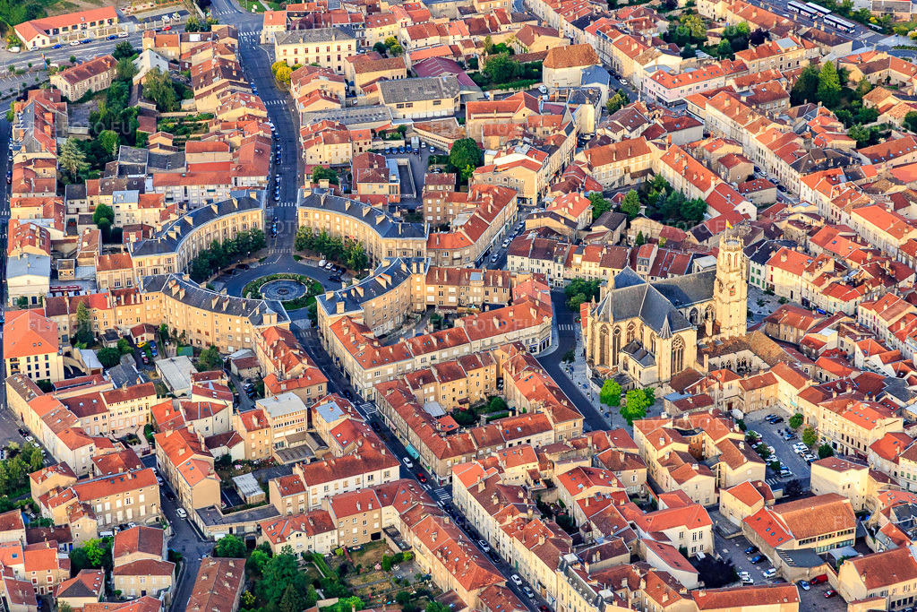 Vue aérienne: Rue Joseph Carez jusqu'à la Pl. des Trois Évéchés avec le Cloître de la collégiale Saint-Gengoult à Toul dans le département Meurthe et Moselle, France – .Photo: IMG_083485.jpg prise le 13/07/2015 par Werner Riehm/FLY-FOTO.eu – Résolution de l'original: 5340 x 3560 px