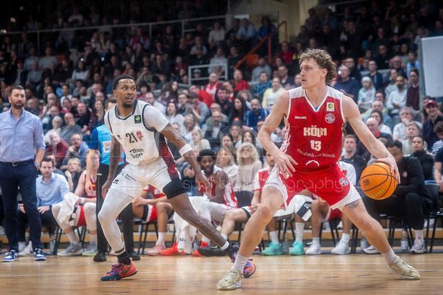 Barmer 2. Basketball Bundesliga ProA: Bayer Giants Leverkusen vs. RheinStars Koeln, 04.04.26 | Leverkusen, 04.04.26 - John Williams Jr. (Bayer Giants Leverkusen, 21) und Adam Paige (RheinStars Köln, 13) während des Spiels der Barmer 2. Basketball Bundesliga ProA: Bayer Giants Leverkusen vs. RheinStars Koeln in der Ostermann Arena in Leverkusen.