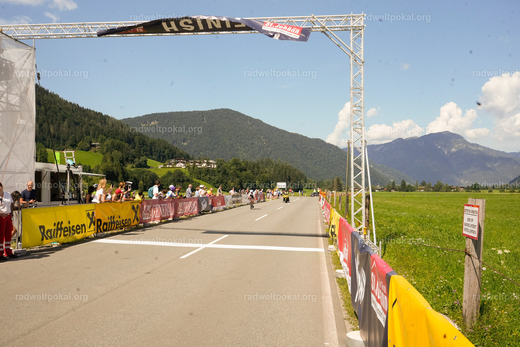 770_20230817_Bewerb_Maenner_Muehlanger | AUT - OESTERREICH, 2023-08-16: SPORT RENNRAD-FAHREN - 55. INTERNATIONALER RADWELTPOKAL IN ST. JOHANN IN TIROL  - Vintage-Radrennen mit WM-Bronze-Medaillen-Siegerin Christina Schweinberger, den Teilnehmer und Alexander Baumann (vom Orginastions-Team) - TAG 2 BEWERB MAENNER IN SECHS GRUPPEN  ; Foto: Roland Muehlanger