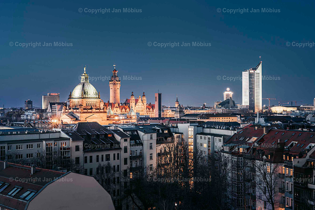 Leipzig von oben | Die Leipzig Skyline von oben ist ein echtes Highlight für Fotofans, Städtereisende und alle, die Leipzigs Kontraste zwischen Historie und Moderne schätzen – von City-Hochhäusern über Uni-Riese bis Völkerschlachtdenkmal und jede Menge Grün drumherum. - Realisiert mit Pictrs.com