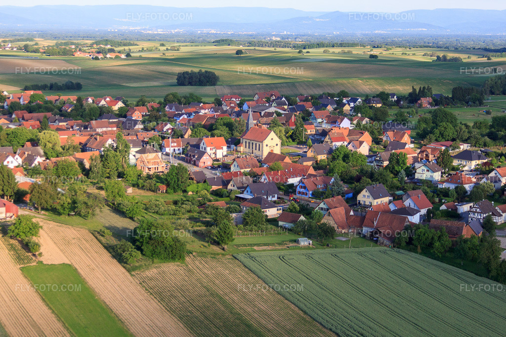 Aerial view: View of the town from the west in Oberlauterbach in the state Bas-Rhin, France. – Photo: IMG_66626.jpg taken on 06/05/2014 by Werner Riehm/FLY-FOTO.com – Resolution of the original: 4752 x 3168 px
