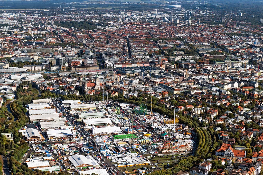dr__0054187.jpg | MüNCHEN 07.10.2024 Festgelände des Münchener Oktoberfestes auf der Theresienwiese in München im Bundesland Bayern. Weiterführende Informationen bei: Portal München Betriebs-GmbH & Co. KG. // Festival grounds of the Munich Oktoberfest on the Theresienwiese in Munich in the state of Bavaria. Further information at: Portal Muenchen Betriebs-GmbH & Co. KG. Foto: Daniel Reiter