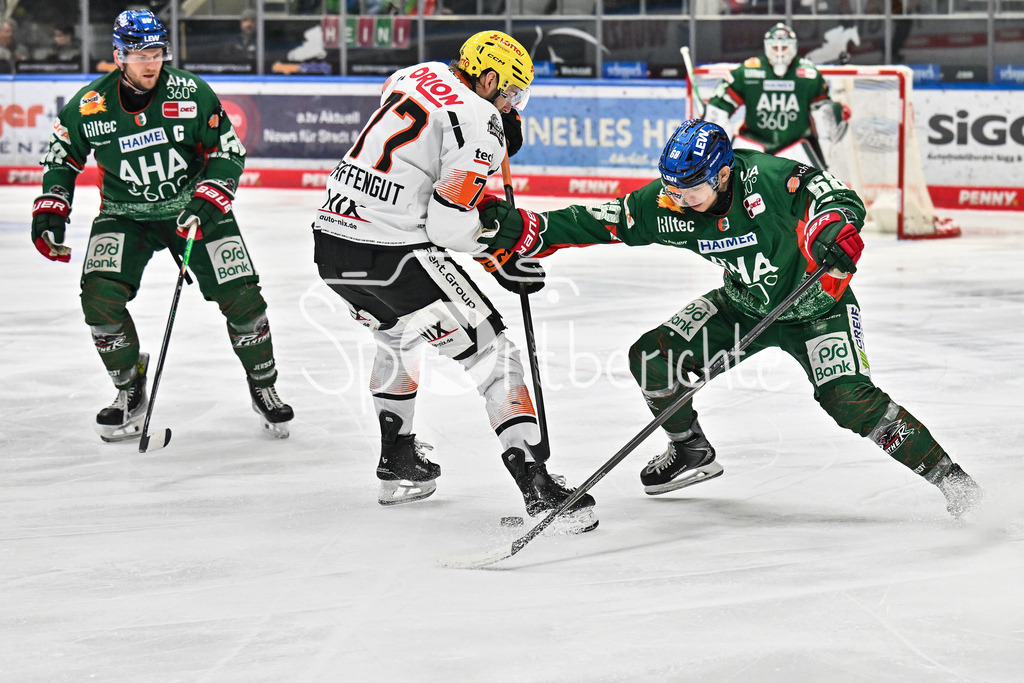 Augsburger Panther - Löwen Frankfurt | AUGSBURG, GERMANY - 16. JANUARY: im Duell Daniel PFAFFENGUT (Löwen Frankfurt 77) und Fabrizio PILU (Augsburger Panther 68) während dem Match zwischen den Augsburger Panthern und den Löwen Frankfurt am 40. Spieltag der penny DEL im Curt Frenzel Stadion