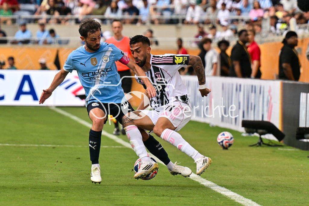 Juventus Turin - Manchester City | im Duell Bernardo SILVA (Manchester City 20) und Nico GONZALEZ (Juventus Turin 11) / Zweikampf / FIFA Club World Cup: Juventus Turin - Manchester City, Camping World Stadium am 26.06.2025 / NOT FOR SALE IN USA